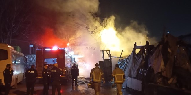 Bursa'da barakada kan yangnda 1 kii dumandan etkilendi