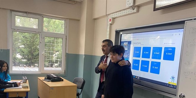 8'inci snf rencisinin yapt davete Bakan Tekin'den karlk