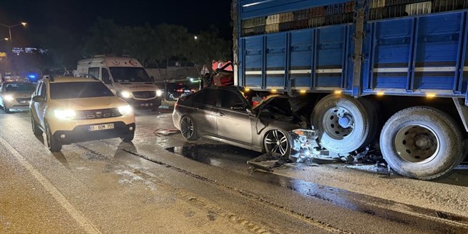 Lks otomobil kamyona ok gibi sapland: 1 l, 2 yaral - Son Dakika Haber