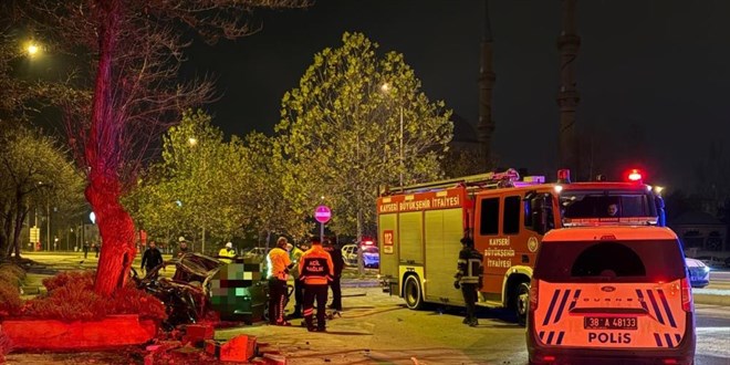 Kaldrma arpan otomobil 200 metre savruldu: 1 l, 1 ar yaral - Son Dakika Haber