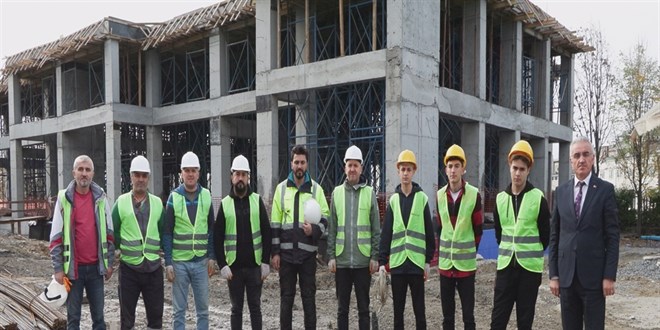 renciler, retmenleriyle yeni okul binasnn elektrik tesisatn yapyor