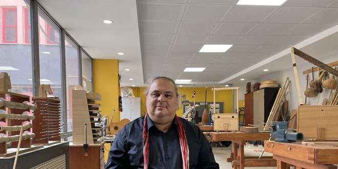 Atk malzemelerden enstrman yapan retmene Bakan Kurum'dan destek