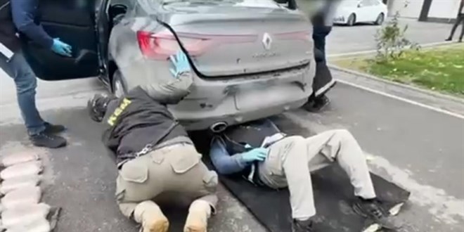 Otomobilin koltuklarna gizlenmi 56 kilo uyuturucu ele geirildi