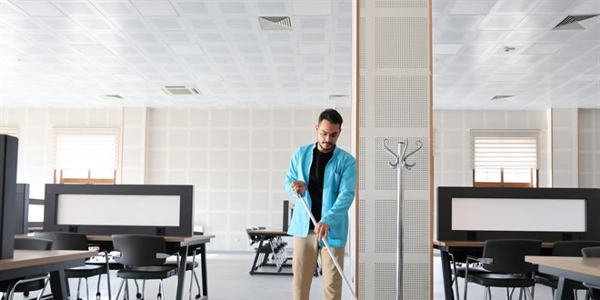 K�t�phanede memur, amfide t�p ��rencisi