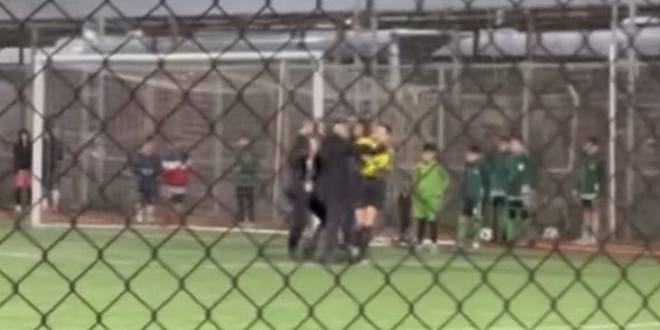 �ocuklar�n ma��nda kad�n hakeme �iddet