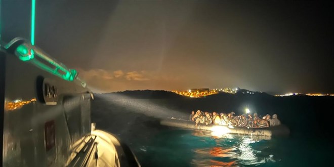 �zmir a��klar�nda 68 d�zensiz g��men kurtar�ld� - Son Dakika Haber