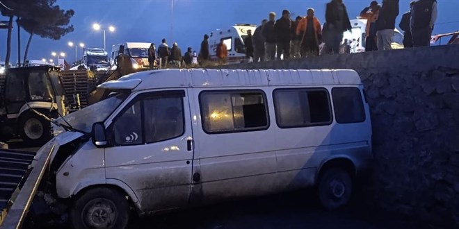 Sinop'ta servis minib�s�yle otomobil �arp��t�: 1 �l�