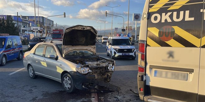 Balıkesir'de öğrenci servisiyle otomobil çarpıştı: 8 yaralı