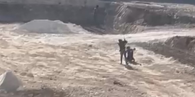 Tepki �eken g�r�nt�: �ocuk i��iye in�aat alan�nda darp - Son Dakika Haber