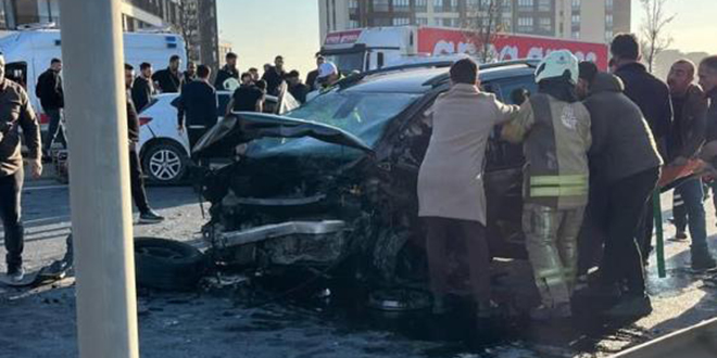 Kar�� �eride ge�en otomobil ba�ka bir ara�la kafa kafaya �arp��t�: 1 �l�