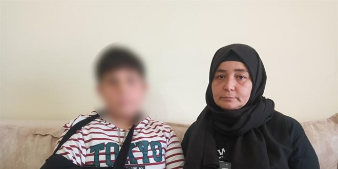 Ortaokul ��rencisi, kendisinden 3 ya� k���k ��rencinin parma��n� k�rd�