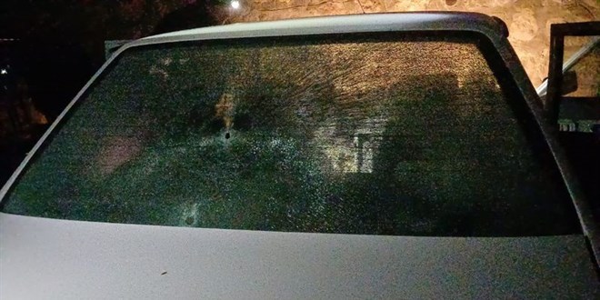 �orum'da park halindeki otomobil kur�unland�