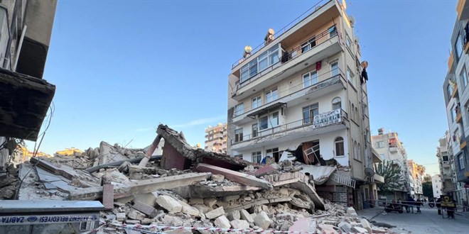 Facia ucuz atlat�ld�: Bina y�k�m� s�ras�nda biti�ik bina zarar g�rd� - Son Dakika Haber