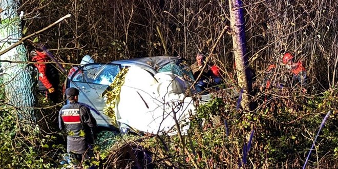 dere yata��na devrilen otomobildeki bek�i hayat�n� kaybetti