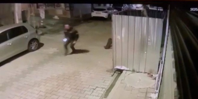 �stanbul'da 'dur' ihtar�na uymayan s�r�c�, bek�iye �arp�p ka�t� - Son Dakika Haber