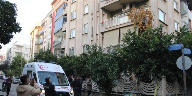 Gizemli olay: Kanlar i�inde �at�ya ��kan gen�, polisi g�r�nce d���p �ld� - Son Dakika Haber