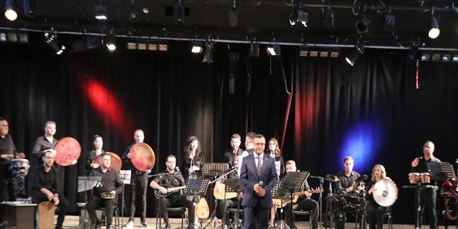 Adliye �al��anlar� sahne ald�, Ba�savc� t�rk� s�yledi