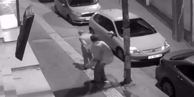 Ya�l� adamdan para isteyen alkoll� kad�n, verilmeyince deh�et sa�t� - Son Dakika Haber