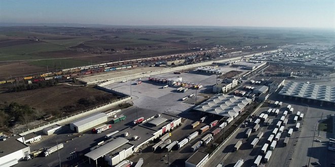 Kap�kule G�mr�k Kap�s�'nda ticari ara� ge�i�inde tarihi rekor