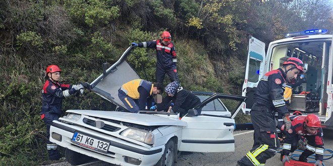 Trabzon'da �zerine kaya par�as� d��en otomobildeki 5 ki�i yaraland�