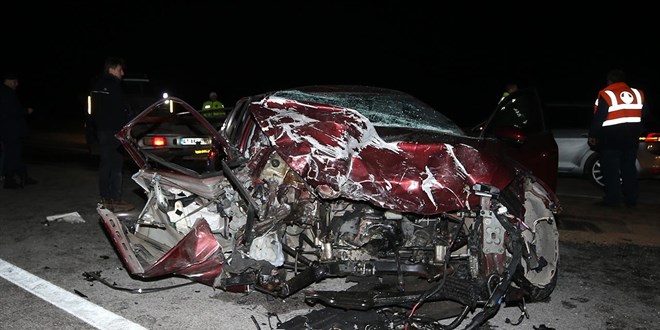 Polisten ka�arak ters y�ne giren ara� faciaya yol a�t�: 5 �l� - Son Dakika Haber