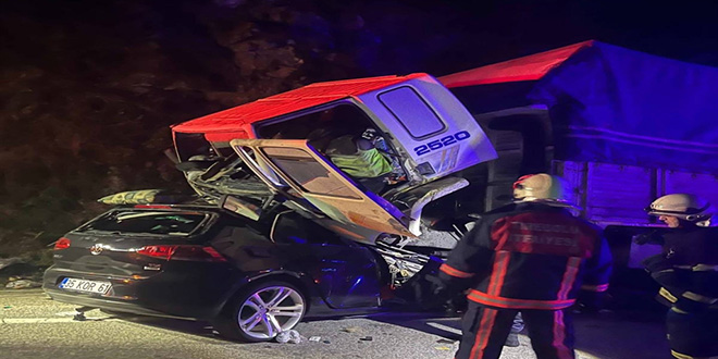 Otomobil ile TIR �arp��t�: 3 �l�, 1 yaral� - Son Dakika Haber