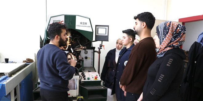 Ayakkab�c�l���n p�f noktalar�n� mezun oldu�u okuldaki ��rencilere aktar�yor - Son Dakika Haber