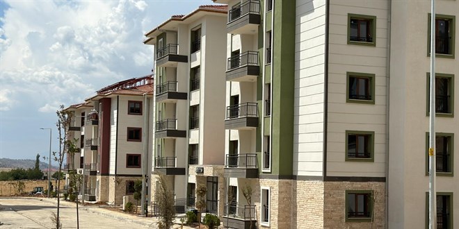 Deprem b�lgesinin 'en k���k hak sahibi': Evi teslim edildi