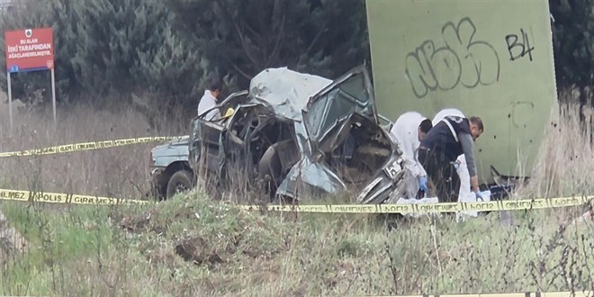 B�y�k�ekmece'de otomobil bariyerlere �arpt�: 2 �l�