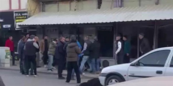 E�ini k�z�n�n yan�nda �ld�r�p kay�plara kar��t�