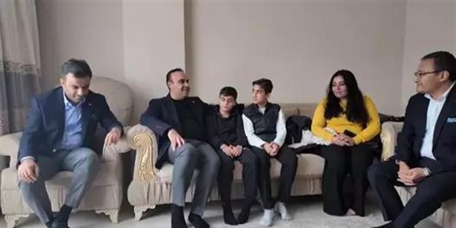 Bakan Kac�r'dan bulduklar� alt�n� sahibine teslim eden �ocuklara ziyaret