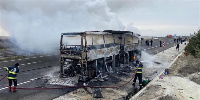 Yolcu otob�s� alev ald�: 28 ki�i �l�mden d�nd�!