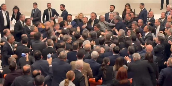 Milletvekilleri birbirlerini yumruklad�lar