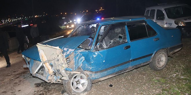 Amasya'da iki otomobil �arp��t�: 6 yaral�