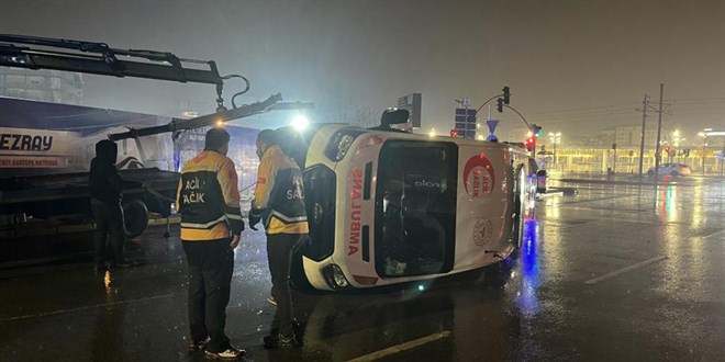 Hasta ta��yan ambulans devrildi: 6 yaral�