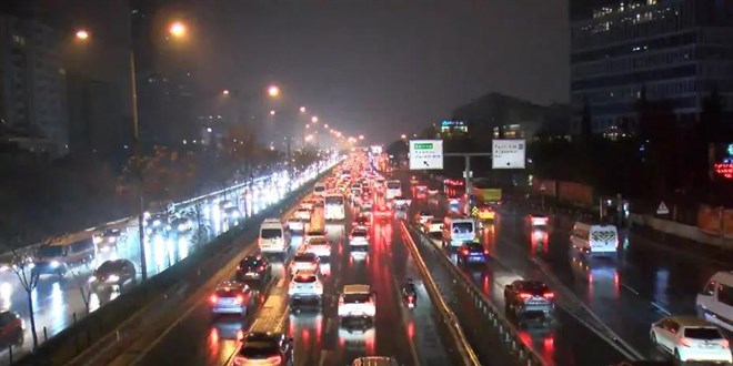 Harita k�rm�z�ya b�r�nd�, trafik durma noktas�na geldi