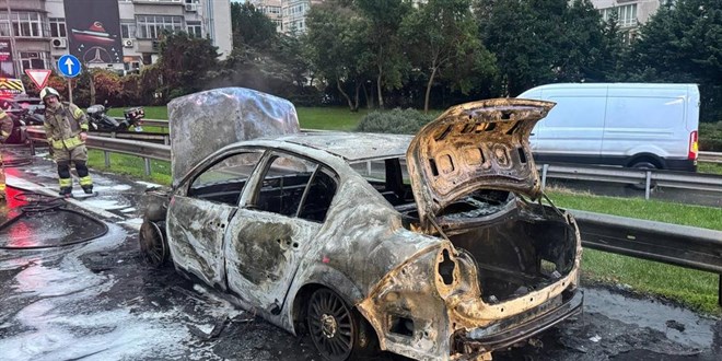 Seyir halindeki ara� yand�, trafik yo�unlu�u olu�tu - Son Dakika Haber