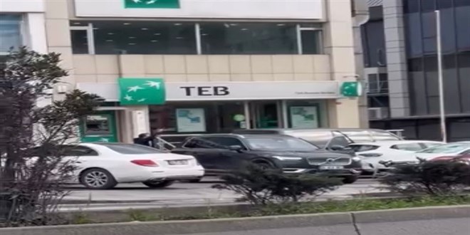 Bankadan para �eken ki�inin �antas�n� almak istediler; havaya ate� a��l�nca ka�t�lar - Son Dakika Haber