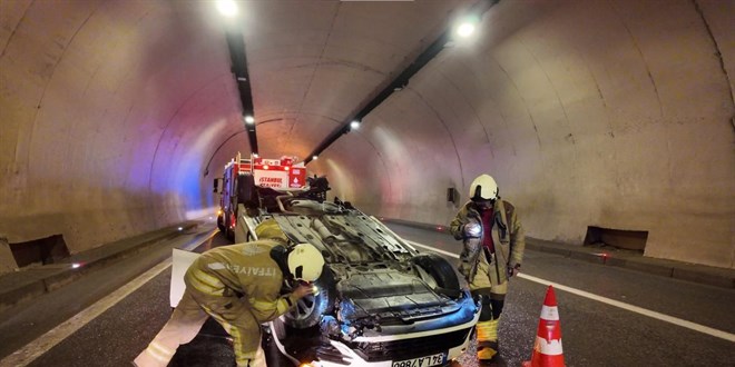 �stanbul'da ya��� nedeniyle kontrol� kaybeden ara� t�nelde takla att� - Son Dakika Haber
