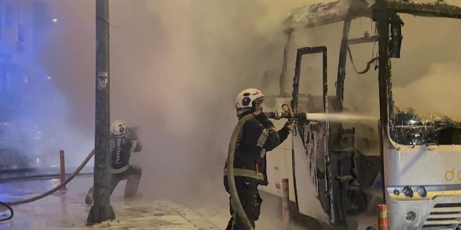 Seyir halindeyken yanan i��i servisi k�le d�nd� - Son Dakika Haber