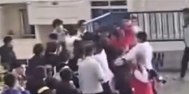 �zmir'de ��renciler birbirine girdi: Sokak boks ringine d�nd� - Son Dakika Haber