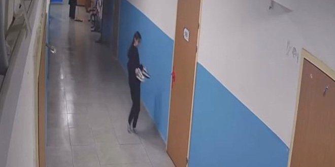 Okulda y�rek �s�tan g�r�nt�: Temizlik yap�lan koridorda �oraplar�yla y�r�d�! - Son Dakika Haber