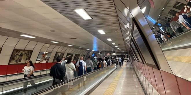 �stanbul'da metro ar�zas�: Seferler aksad�, duraklarda yo�unluk olu�tu