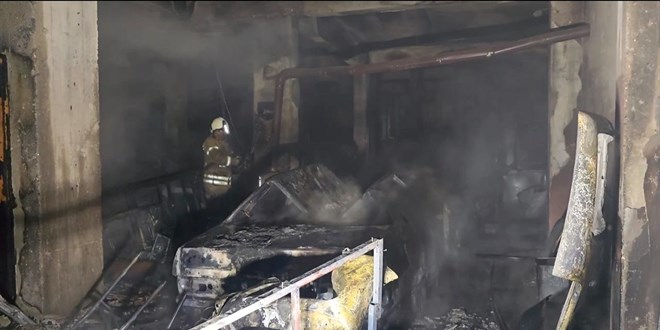 �stanbul'da kaporta boya d�kkan�nda yang�n: 4 ara� k�le d�nd� - Son Dakika Haber