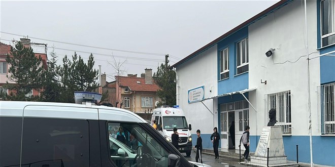 �cretsiz da��t�lan �ikolatalar� yiyen 20 ��renci hastanelik oldu