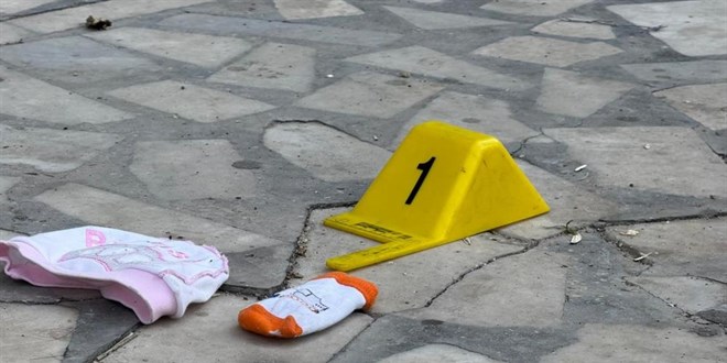 Sinir krizi ge�irdi, 2 ayl�k bebe�ini 4. kattan att�