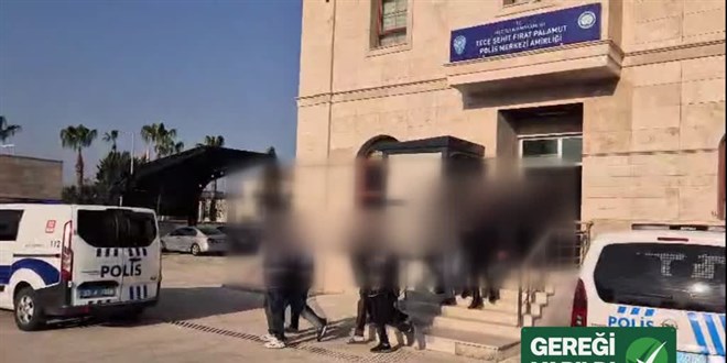 Trafikte tart��t�klar� arac�n s�r�c�s�n� darbeden 3 ��pheli tutukland� - Son Dakika Haber