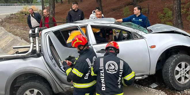 Yoldan ��kan ara� a�aca �arpt�: 1 �l�, 1 yaral� - Son Dakika Haber