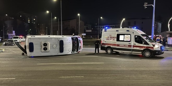 Kazaya kar��an ambulanstaki sa�l�k �al��anlar� yaraland� - Son Dakika Haber