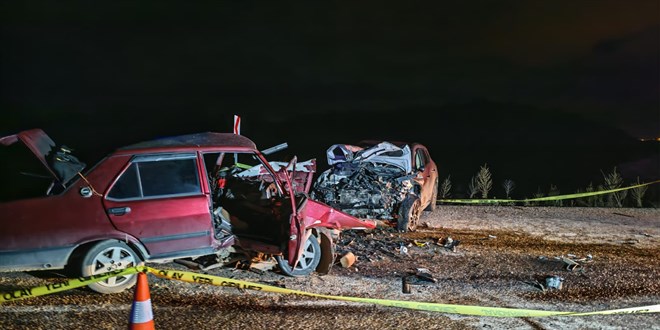 Manisa'da iki otomobilin �arp��t��� kazada 3 ki�i �ld� - Son Dakika Haber